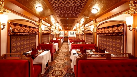 Deccan Odyssey: Vagón restaurante rojo